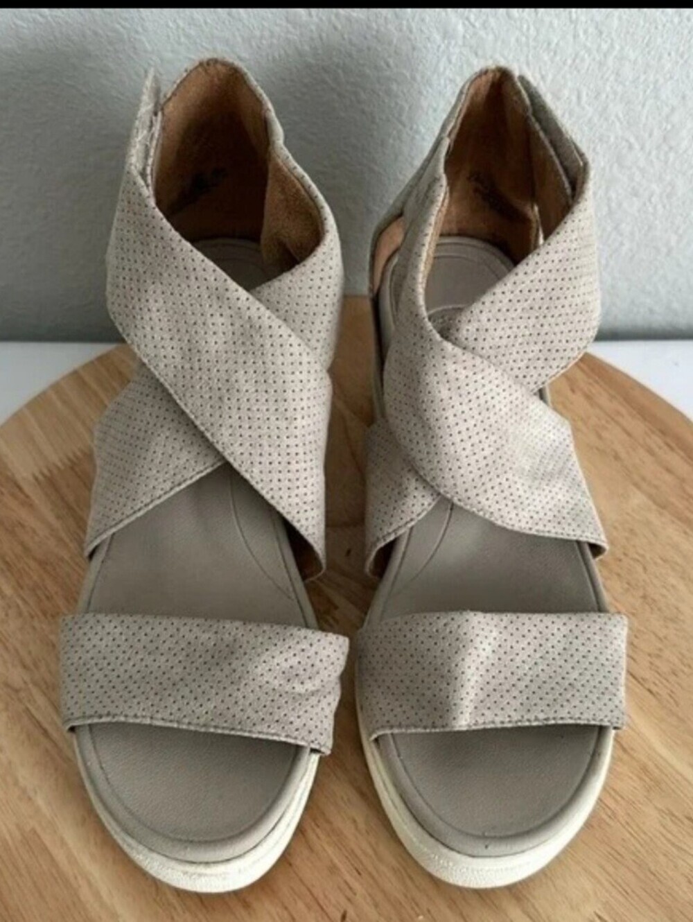 Dr. Scholl's women's comfort sandals in beige/light gray perforated suede S 8.5